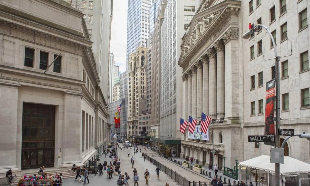 Wall Street: Κέρδη στους 3 βασικούς δείκτες μετά την απόφαση της Fed για τα επιτόκια